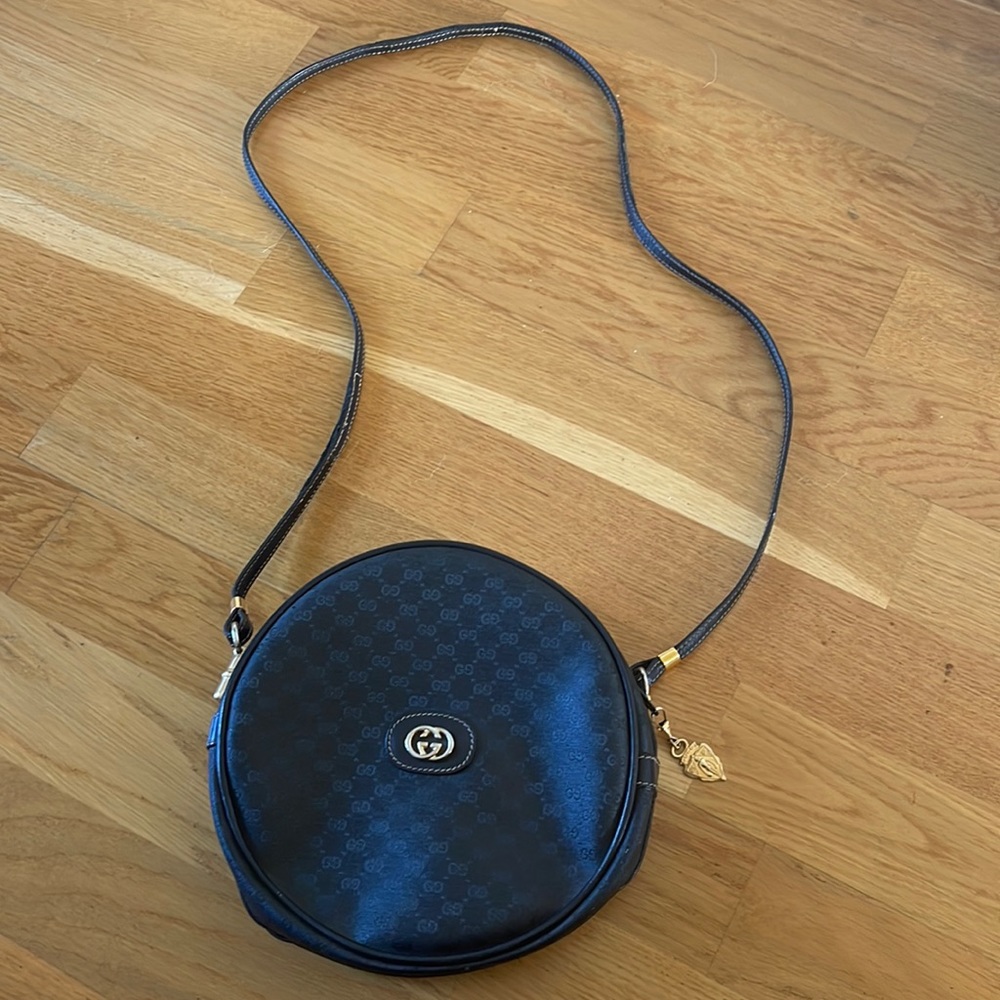 Timeless vintage Gucci canteen bag!